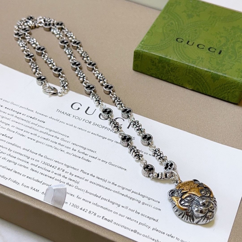 G*u*i necklaces